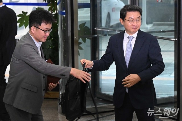 인사청문회 준비 집무실 첫 출근···가방 전달하는 이억원 금융위원장 후보자