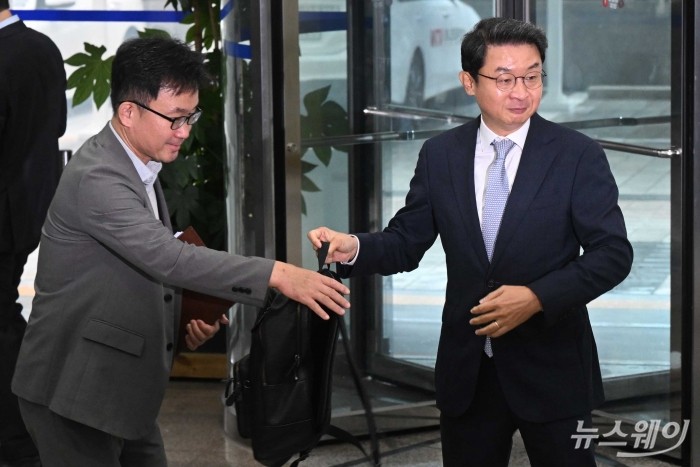 이억원 금융위원회 위원장 후보자가 14일 오전 서울 종로구 예금보험공사에 마련된 인사청문회 준비 집무실로 첫 출근을 하며 관계자에게 가방을 전달하고 있다. 사진=강민석 기자 kms@newsway.co.kr