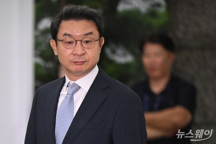 이억원 금융위원회 위원장 후보자가 14일 오전 서울 종로구 예금보험공사에 마련된 인사청문회 준비 집무실로 첫 출근을 하며 취재진의 질문을 경청하고 있다. 사진=강민석 기자 kms@newsway.co.kr