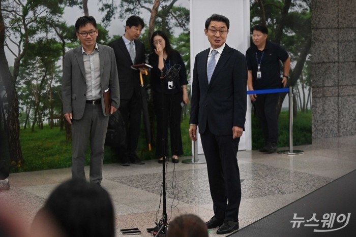 이억원 금융위원회 위원장 후보자가 14일 오전 서울 종로구 예금보험공사에 마련된 인사청문회 준비 집무실로 첫 출근을 하며 취재진의 질문에 답변을 하고 있다. 사진=강민석 기자 kms@newsway.co.kr