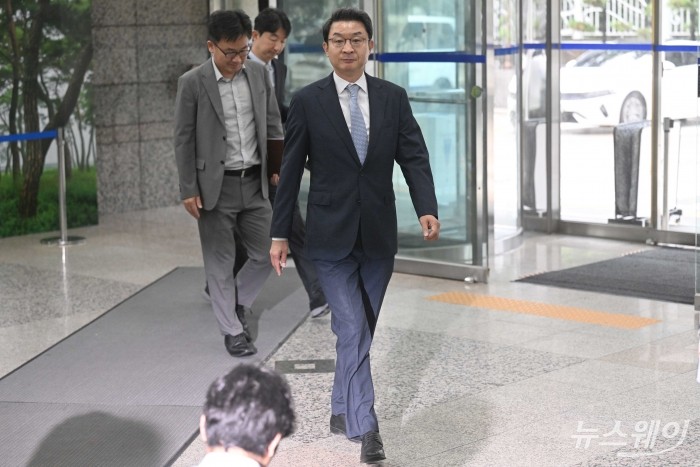 이억원 금융위원회 위원장 후보자가 14일 오전 서울 종로구 예금보험공사에 마련된 인사청문회 준비 집무실로 첫 출근을 하고 있다. 사진=강민석 기자 kms@newsway.co.kr