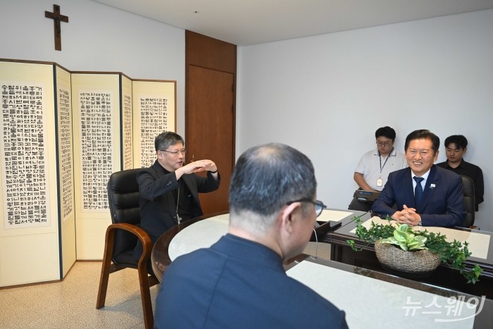 정청래 더불어민주당 대표가 14일 오후 서울 중구 한국천주교서울대교구청에서 서울대교구장 정순택 대주교를 예방하고 있다. 사진=강민석 기자 kms@newsway.co.kr