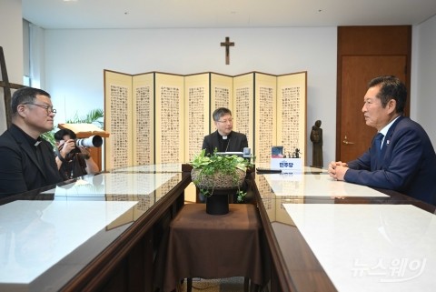 정청래 더불어민주당 대표···서울대교구장 정순택 대주교 예방
