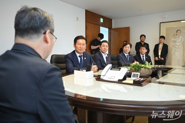 정청래 더불어민주당 대표가 14일 오후 서울 중구 한국천주교서울대교구청에서 서울대교구장 정순택 대주교를 예방하고 있다. 사진=강민석 기자 kms@newsway.co.kr