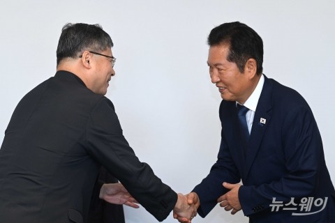 악수 나누는 정청래 더불어민주당 대표·서울대교구장 정순택 대주교