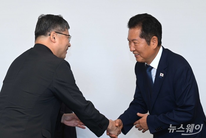정청래 더불어민주당 대표가 14일 오후 서울 중구 한국천주교서울대교구청에서 서울대교구장 정순택 대주교를 예방하며 악수하고 있다. 사진=강민석 기자 kms@newsway.co.kr