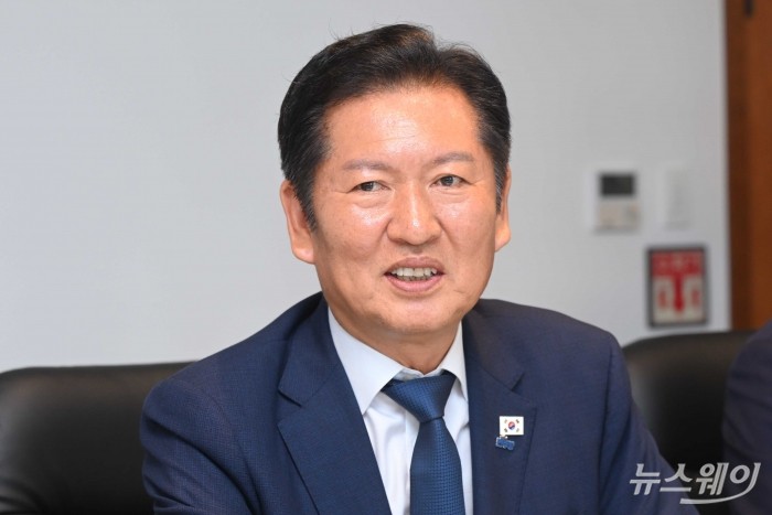 정청래 더불어민주당 대표가 14일 오후 서울 중구 한국천주교서울대교구청에서 서울대교구장 정순택 대주교를 예방하고 있다. 사진=강민석 기자 kms@newsway.co.kr