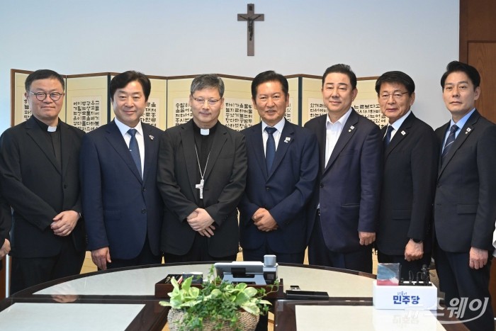 정청래 더불어민주당 대표가 14일 오후 서울 중구 한국천주교서울대교구청에서 서울대교구장 정순택 대주교를 예방하며 기념촬영을 하고 있다. 사진=강민석 기자 kms@newsway.co.kr