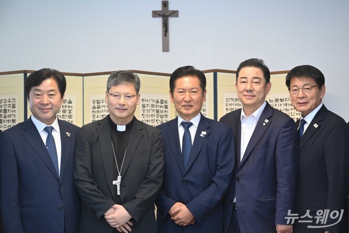 정청래 더불어민주당 대표가 14일 오후 서울 중구 한국천주교서울대교구청에서 서울대교구장 정순택 대주교를 예방하며 기념촬영을 하고 있다. 사진=강민석 기자 kms@newsway.co.kr
