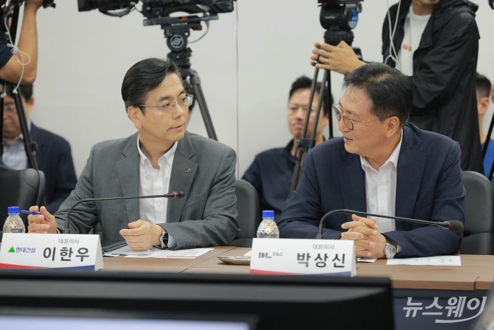 이한우 현대건설 대표이사(왼쪽)와 박상신 DL이앤씨 대표이사가 14일 오후 서울 중구 직업능력심사평가원에서 열린 '중대재해 근절을 위한 건설사 간담회'에 참석해 대화하고 있다. 사진=이수길 기자 Leo2004@newsway.co.kr
