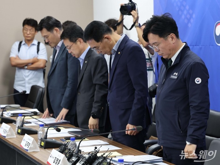 김영훈 고용노동부 장관이 14일 서울 중구 직업능력심사평가원에서 열린 중대재해 근절을 위한 건설사 간담회에서 산업재해 사망자에 대한 묵념을 하고 있다. 사진=이수길 기자 Leo2004@newsway.co.kr