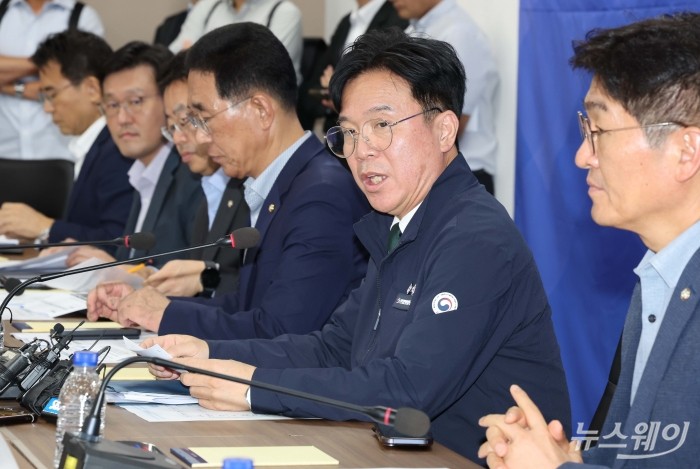 김영훈 고용노동부 장관이 14일 오후 서울 중구 직업능력평가원에서 열린 중대재해 근절을 위한 20대 건설사 CEO 간담회에 참석해 발언하고 있다. 사진=이수길 기자 Leo2004@newsway.co.kr