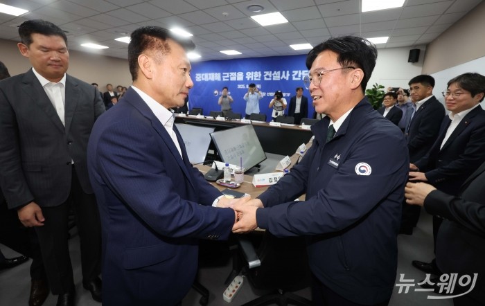 김영훈 고용노동부 장관이 14일 서울 중구 직업능력심사평가원에서 열린 중대재해 근절을 위한 건설사 간담회에서 송치영 포스코이앤씨 대표이사와 악수하고 있다. 사진=이수길 기자 Leo2004@newsway.co.kr