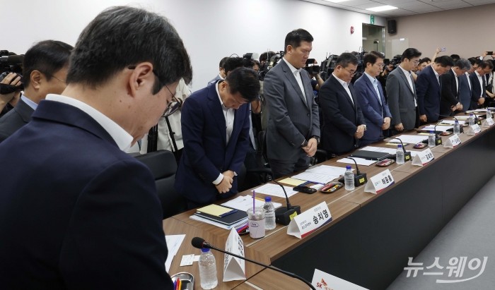 14일 서울 중구 직업능력심사평가원에서 열린 중대재해 근절을 위한 건설사 간담회에 참석한 건설사 CEO들이 산업재해 사망자에 대한 묵념을 하고 있다. 사진=이수길 기자 Leo2004@newsway.co.kr