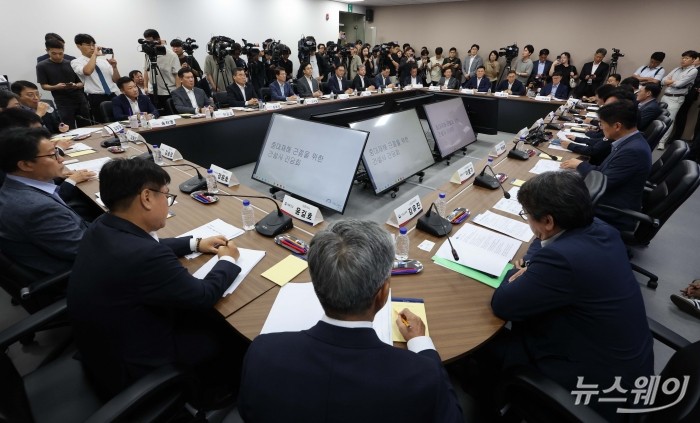 김영훈 고용노동부 장관이 14일 오후 서울 중구 직업능력평가원에서 열린 중대재해 근절을 위한 20대 건설사 CEO 간담회에 참석해 발언하고 있다. 사진=이수길 기자 Leo2004@newsway.co.kr