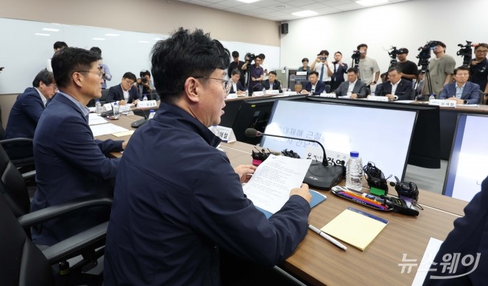 김영훈 고용노동부 장관이 14일 서울 중구 직업능력심사평가원에서 열린 중대재해 근절을 위한 건설사 간담회에서 모두발언하고 있다. 사진=이수길 기자 Leo2004@newsway.co.kr