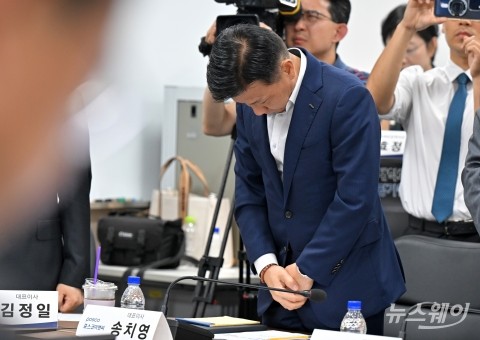 산재 사망 건설노동자들 향한 묵념하는 송치영 포스코이앤씨 대표