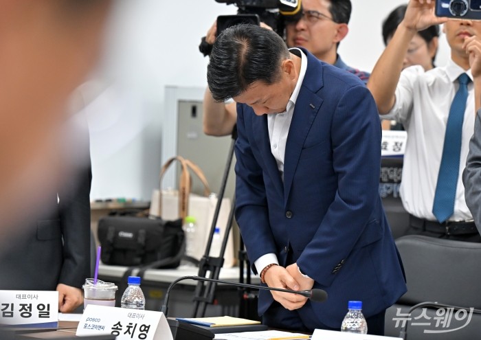 송치영 포스코이앤씨 대표가 14일 오후 서울 중구 직업능력평가원에서 열린 중대재해 근절을 위한 20대 건설사 CEO 간담회에서 산업재해로 사망한 건설노동자들에 대한 묵념을 하고 있다. 사진=이수길 기자 Leo2004@newsway.co.kr
