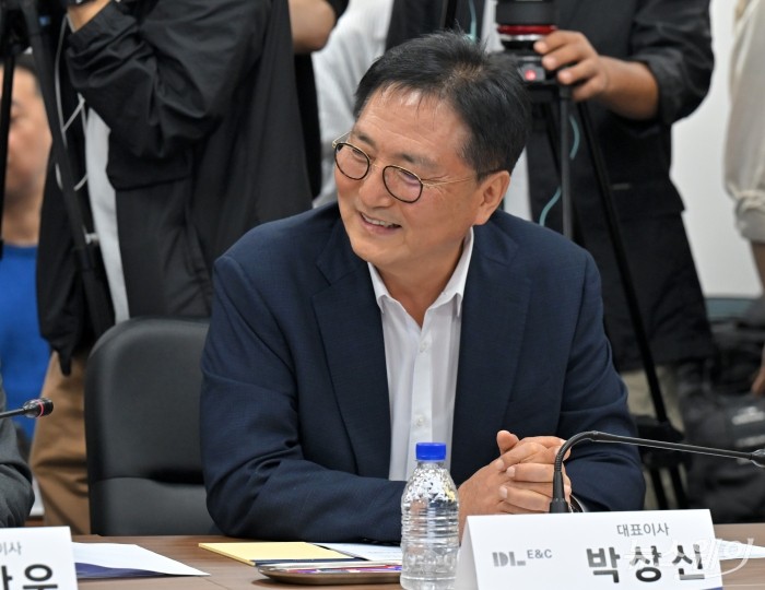 박상신 DL이앤씨 대표가 14일 오후 서울 중구 직업능력평가원에서 열린 중대재해 근절을 위한 20대 건설사 CEO 간담회에서 참석자들과 대화하고 있다. 사진=이수길 기자 Leo2004@newsway.co.kr