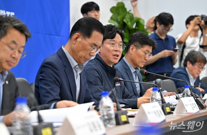 김영훈 고용노동부 장관이 14일 오후 서울 중구 직업능력평가원에서 열린 중대재해 근절을 위한 20대 건설사 CEO 간담회에서 모두발언하고 있다. 사진=이수길 기자 Leo2004@newsway.co.kr