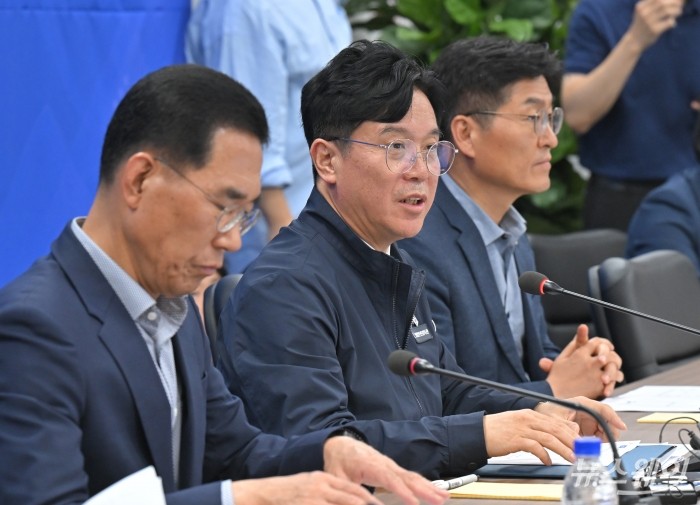 김영훈 고용노동부 장관이 14일 오후 서울 중구 직업능력평가원에서 열린 중대재해 근절을 위한 20대 건설사 CEO 간담회에서 모두발언하고 있다. 사진=이수길 기자 Leo2004@newsway.co.kr