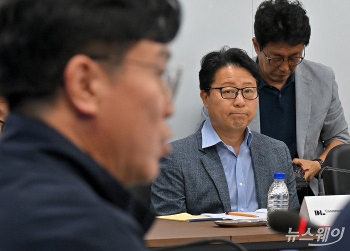 강윤호 DL건설 대표가 14일 오후 서울 중구 직업능력평가원에서 열린 중대재해 근절을 위한 20대 건설사 CEO 간담회에서 김영훈 고용노동부 장관의 발언을 경청하고 있다. 사진=이수길 기자 Leo2004@newsway.co.kr