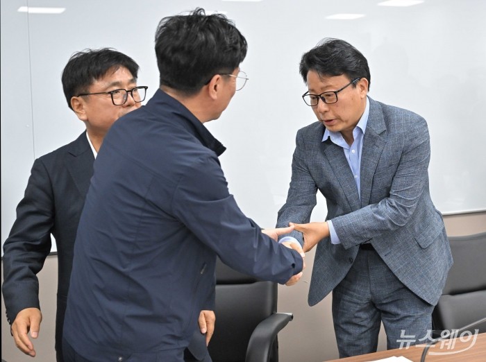 김영훈 고용노동부 장관이 14일 오후 서울 중구 직업능력평가원에서 열린 중대재해 근절을 위한 20대 건설사 CEO 간담회에 참석해 강윤호 DL건설 대표이사와 인사하고 있다. 사진=이수길 기자 Leo2004@newsway.co.kr