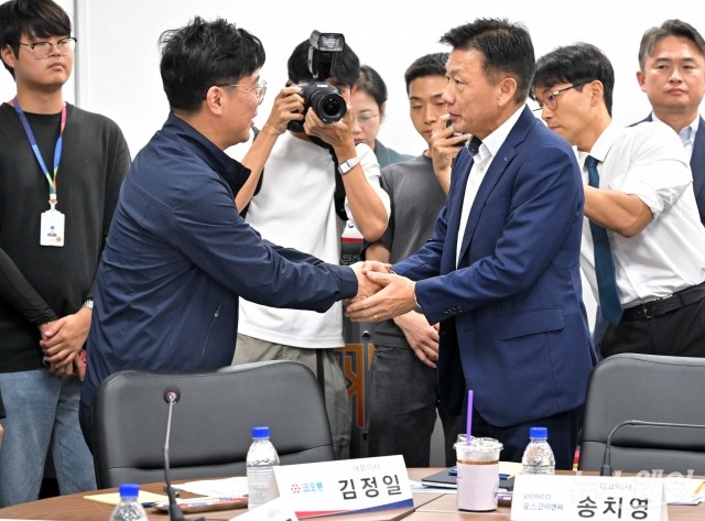 중대재해 근절 간담회에서 악수하는 김영훈 장관과 송치영 포스코이앤씨 대표