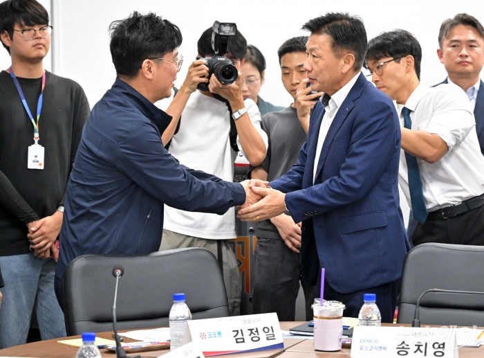 김영훈 고용노동부 장관이 14일 오후 서울 중구 직업능력평가원에서 열린 중대재해 근절을 위한 20대 건설사 CEO 간담회에 참석해 송치영 포스코이앤씨 대표와 인사하고 있다. 사진=이수길 기자 Leo2004@newsway.co.kr