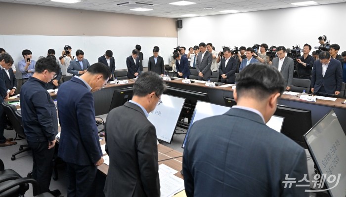 김영훈 고용노동부 장관과 더불어민주당 산업재해예방TF의원, 건설사 대표들이 14일 오후 서울 중구 직업능력평가원에서 열린 중대재해 근절을 위한 20대 건설사 CEO 간담회에서 중대재해피해자들에 대한 묵념을 하고 있다. 사진=이수길 기자 Leo2004@newsway.co.kr