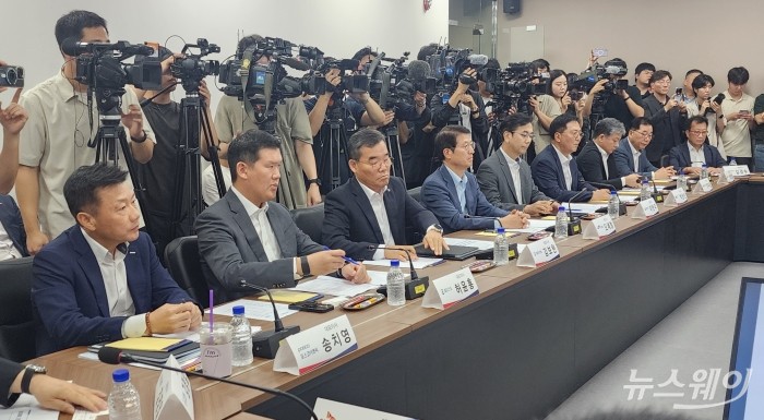 14일 서울 중구 시티타워에서 진행된 '안전 간담회'에서 송치영 포스코이앤씨 사장(왼쪽부터)과 허윤홍 GS건설 사장, 김보현 대우건설 사장, 오세철 삼성물산 사장, 이한우 현대건설 대표, 박상신 DL이앤씨 대표, 주우정 현대엔지니어링 대표, 박현철 롯데건설 부회장, 김경수 제일건설 대표이사가 무거운 표정으로 착석해 있다. 사진=권한일 기자