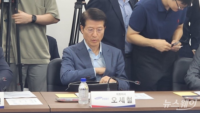 오세철 삼성물산 사장이 14일 서울 중구 시티타워에서 열린 안전 간담회에 앞서 서류를 훑어보고 있다. 사진=권한일 기자