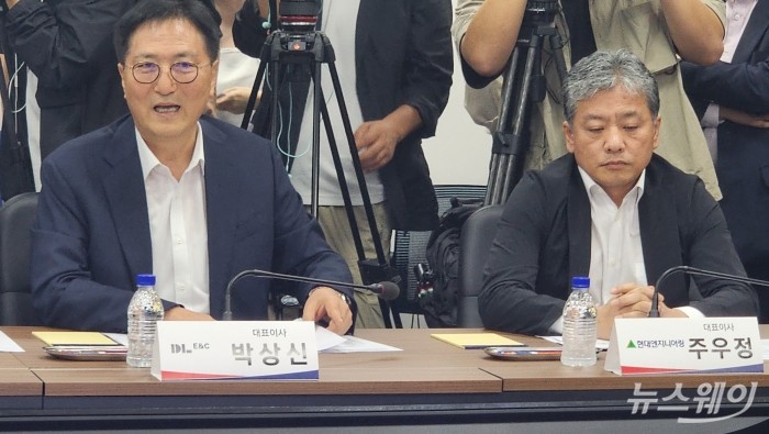 박상신 DL이앤씨 대표(왼쪽)와 주우정 현대엔지니어링 대표가 14일 서울 중구 시티타워에서 진행된 '안전 간담회'에 앞서 착석해 있다. 사진=권한일 기자