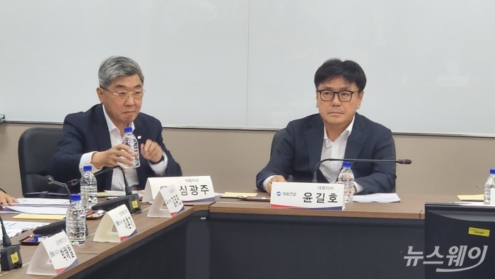 심광주 KCC건설 사장(왼쪽)과 윤길호 계룡건설산업 사장이 14일 진행된 안전 간담회에 참석한 모습. 사진=권한일 기자