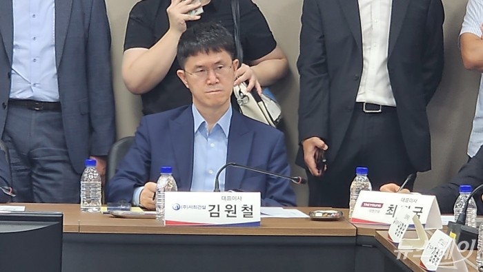 김원철 서희건설 대표가 14일 열린 안전 간담회에서 심각한 표정으로 장관의 발언을 경청하고 있다. 사진=권한일 기자
