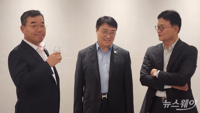김보현 대우건설 사장(왼쪽부터)과 김정일 코오롱글로벌 사장, 최진국 태영건설 사장이 14일 서울 중구 시티타워에서 진행된 건설사 간담회에 앞서 대화를 나누고 있다. 사진=권한일 기자