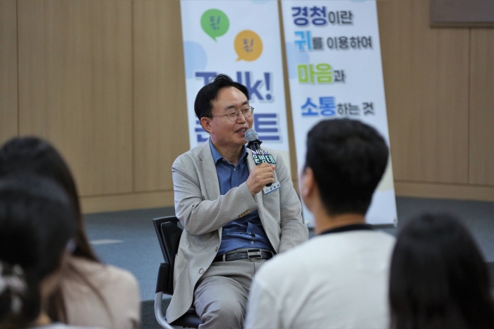 '소통왕 윤시장' 코너에서 직원들의 질문에 답변하는 윤병태 시장. <br />
(사진제공-나주시)