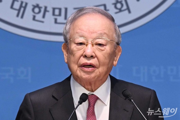손경식 한국경영자총협회 회장이 18일 오전 서울 여의도 국회 소통관에서 열린 노동조합법 개정안 수정 촉구 경제6단체(대한상공회의소·한국경영자총협회·한국무역협회·한국경제인협회·중소기업중앙회·한국중견기업연합회) 기자회견에서 발언을 하고 있다. 사진=강민석 기자 kms@newsway.co.kr