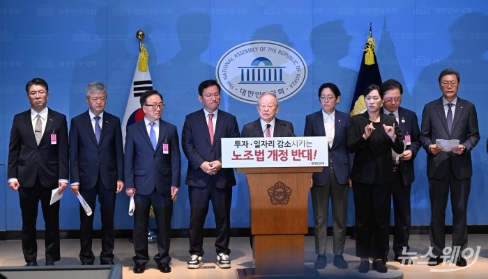 손경식 한국경영자총협회 회장이 18일 오전 서울 여의도 국회 소통관에서 열린 노동조합법 개정안 수정 촉구 경제6단체(대한상공회의소·한국경영자총협회·한국무역협회·한국경제인협회·중소기업중앙회·한국중견기업연합회) 기자회견에서 발언을 하고 있다. 사진=강민석 기자 kms@newsway.co.kr