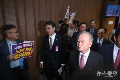 굳은 표정으로 '노란봉투법 개정' 통과 촉구 손팻말 바라보는 손경식 경총 회장