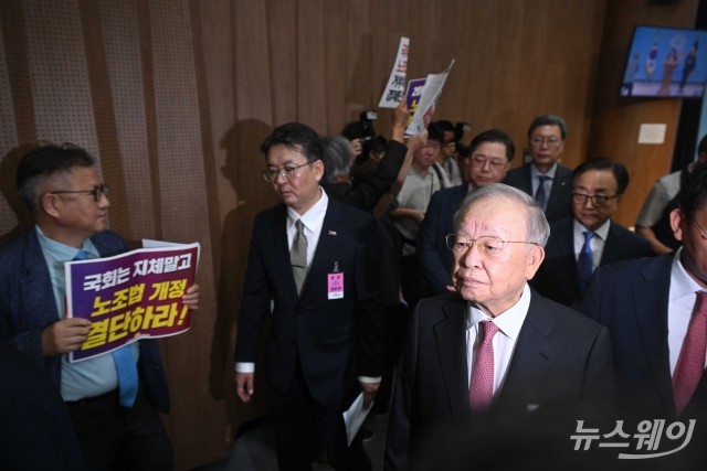 굳은 표정으로 '노란봉투법 개정' 통과 촉구 손팻말 바라보는 손경식 경총 회장
