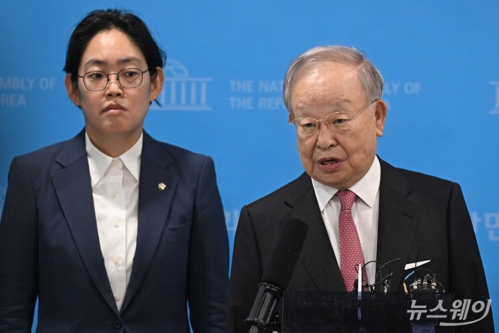 손경식 한국경영자총협회 회장이 18일 오전 서울 여의도 국회 소통관에서 열린 노동조합법 개정안 수정 촉구 경제6단체(대한상공회의소·한국경영자총협회·한국무역협회·한국경제인협회·중소기업중앙회·한국중견기업연합회) 기자회견을 마친 뒤 취재진의 질문에 답변을 하고 있다. 사진=강민석 기자 kms@newsway.co.kr
