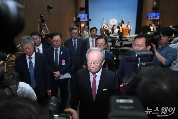손경식 한국경영자총협회 회장이 18일 오전 서울 여의도 국회 소통관에서 열린 노동조합법 개정안 수정 촉구 경제6단체(대한상공회의소·한국경영자총협회·한국무역협회·한국경제인협회·중소기업중앙회·한국중견기업연합회) 기자회견을 마친 뒤 회견장을 나서고 있다. 사진=강민석 기자 kms@newsway.co.kr