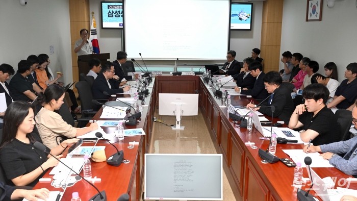 김성영 전 국회의원 보좌관이 18일 오전 서울 여의도 국회의원회관에서 열린 '삼성생명 회계처리 논란 어떻게 풀 것인가?' 긴급토론회에서 '삼성생명 보유 삼성전자 주식 관련 문제점 및 해결방안'을 주제로 발표하고 있다. 사진=강민석 기자 kms@newsway.co.kr