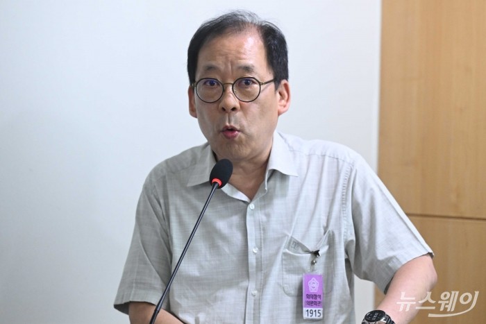 김성영 전 국회의원 보좌관이 18일 오전 서울 여의도 국회의원회관에서 열린 '삼성생명 회계처리 논란 어떻게 풀 것인가?' 긴급토론회에서 '삼성생명 보유 삼성전자 주식 관련 문제점 및 해결방안'을 주제로 발표하고 있다. 사진=강민석 기자 kms@newsway.co.kr