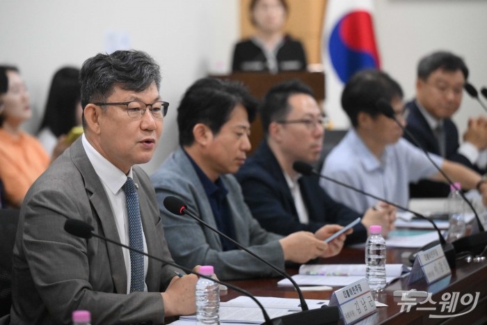 김남근 더불어민주당 의원이 18일 오전 서울 여의도 국회의원회관에서 열린 '삼성생명 회계처리 논란 어떻게 풀 것인가?' 긴급토론회에서 인사말을 하고 있다. 사진=강민석 기자 kms@newsway.co.kr