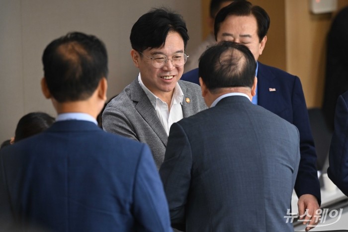 (중앙)김영훈 고용노동부 장관이 19일 오전 서울 여의도 중소기업중앙회에서 열린 노동법 개정 관련 간담회에 앞서 참석자들과 인사를 하고 있다. 사진=강민석 기자 kms@newsway.co.kr