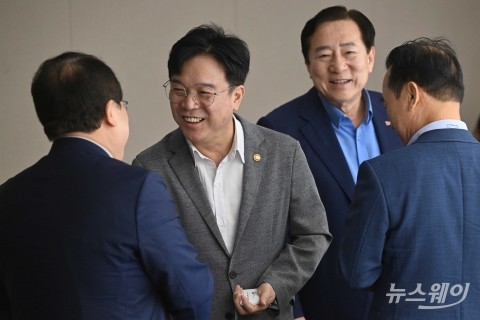 중소기업계와 인사 나누는 김영훈 노동부 장관·김기문 중소기업중앙회장