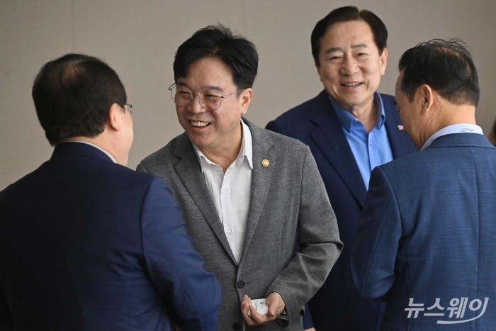 (왼쪽 두 번째)김영훈 고용노동부 장관과 (오른쪽 두 번째)김기문 중소기업중앙회장이 19일 오전 서울 여의도 중소기업중앙회에서 열린 노동법 개정 관련 간담회에 앞서 참석자들과 인사를 하고 있다. 사진=강민석 기자 kms@newsway.co.kr