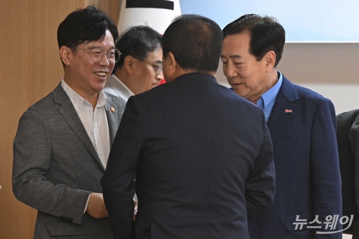 (왼쪽 첫 번째)김영훈 고용노동부 장관과 (오른쪽 첫 번째)김기문 중소기업중앙회장이 19일 오전 서울 여의도 중소기업중앙회에서 열린 노동법 개정 관련 간담회에 앞서 참석자들과 인사를 하고 있다. 사진=강민석 기자 kms@newsway.co.kr